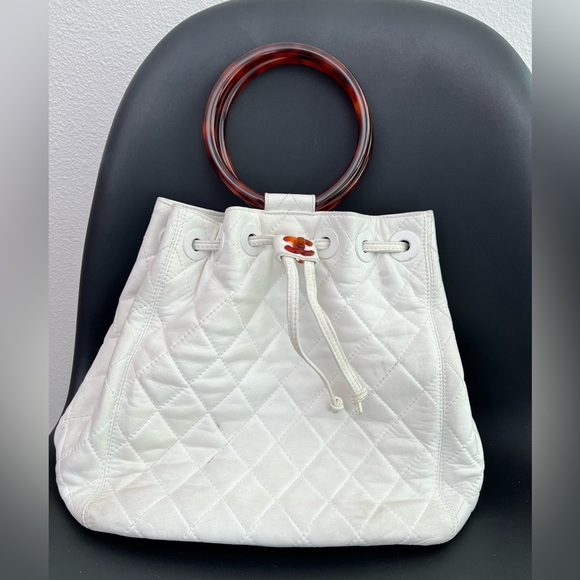 VINTAGE RARE — Chanel Bucket Bag with Tortoise Handle - Picture 11 of 12